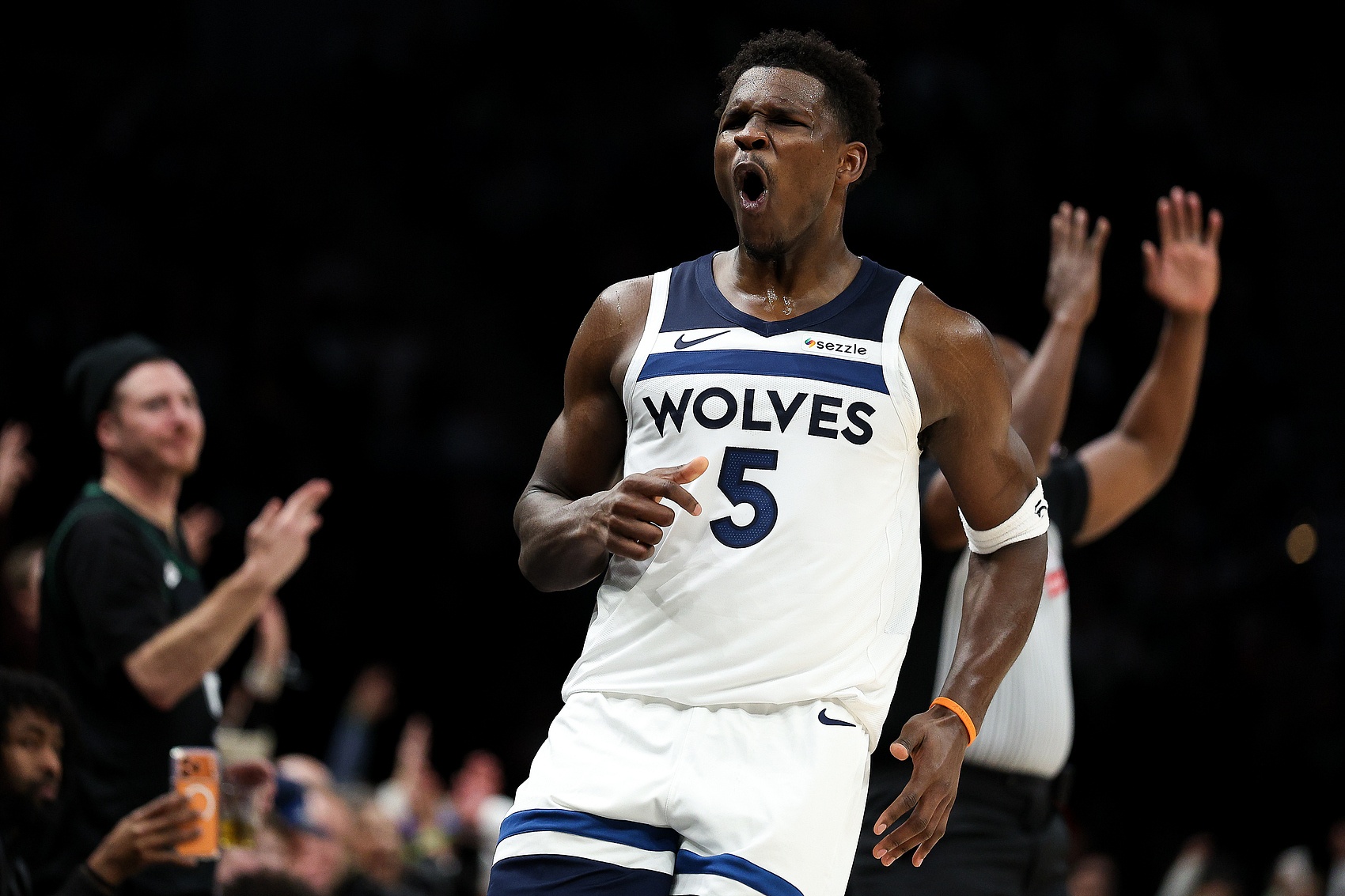 开云APP-场均28.9分5板！明天森林狼客战雄鹿 爱德华兹因伤病管理缺阵